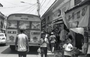 Bus accanto ad un negozio in Nicaragua